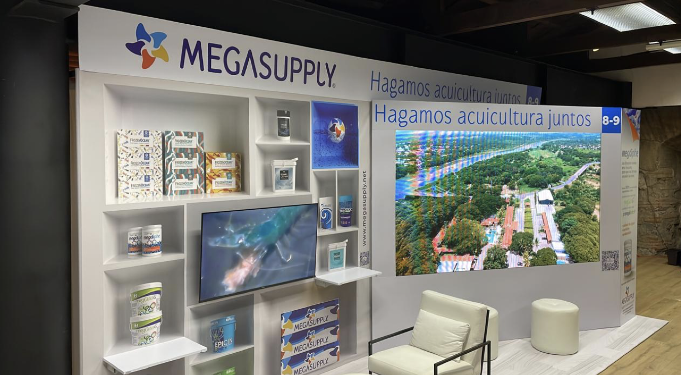 Stand de marca Megasupply con pantallas de alta definición