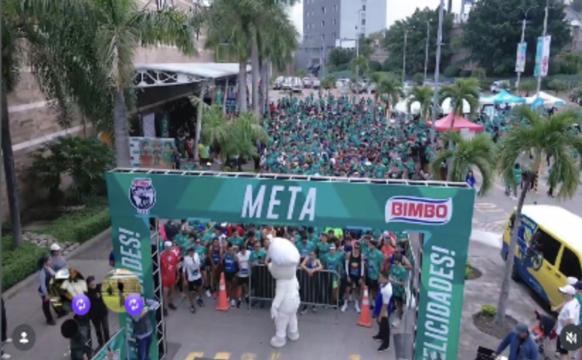 Maratón Global Bimbo con arco de meta y logística MEV