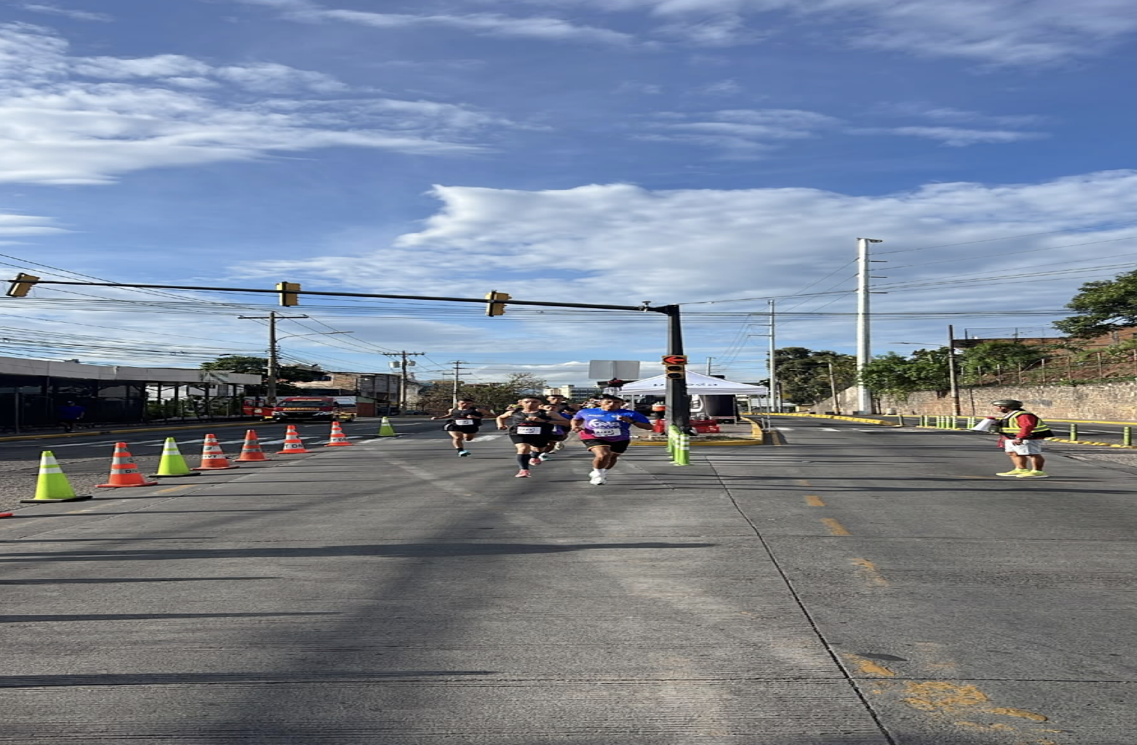 Competencia maratón en avenida principal