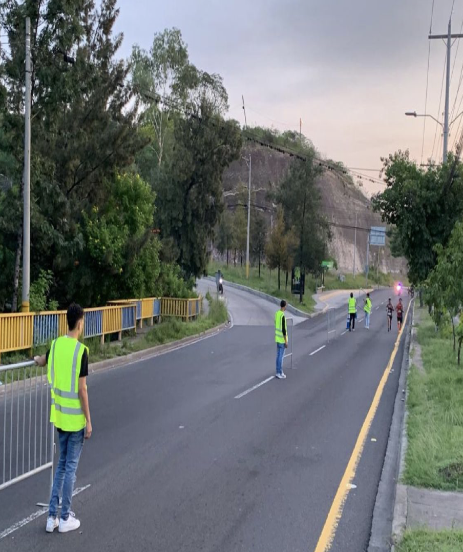 Personal de seguridad y señalización vial en carrera